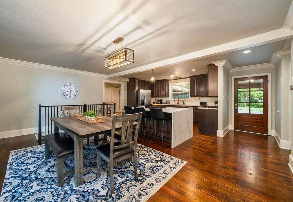 [Kitchen] Enjoy the Open Concept Kitchen/Dining Area, Perfect for Spending Time Together While Making a Delicious Meal.