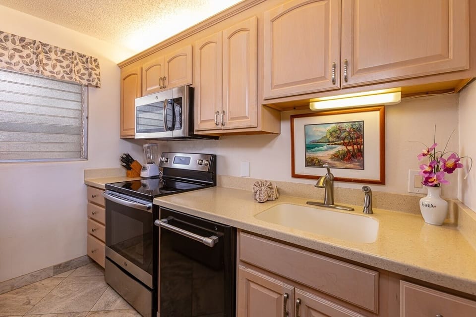 Condo, 2 Bedrooms | Private kitchen | Fridge, oven, coffee/tea maker, toaster