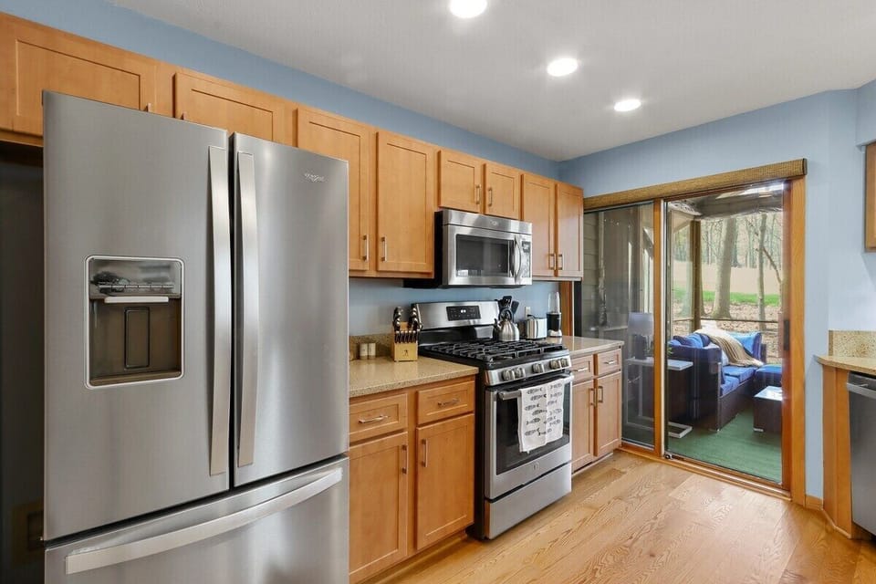 Fully equipped kitchen, entry to porch