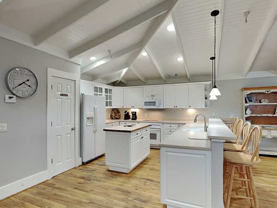 Full Kitchen w. Island + Breakfast Bar