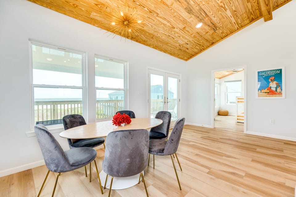 Comfortably dine with beachfront views