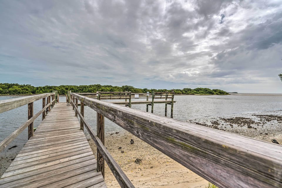 Beach & Pool Access at Condo on Cedar Key! Apartment in Cedar Key