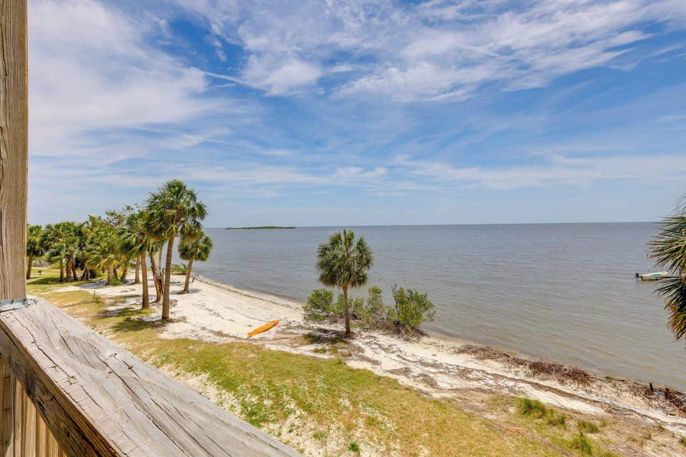 Beach & Pool Access at Condo on Cedar Key! Apartment in Cedar Key
