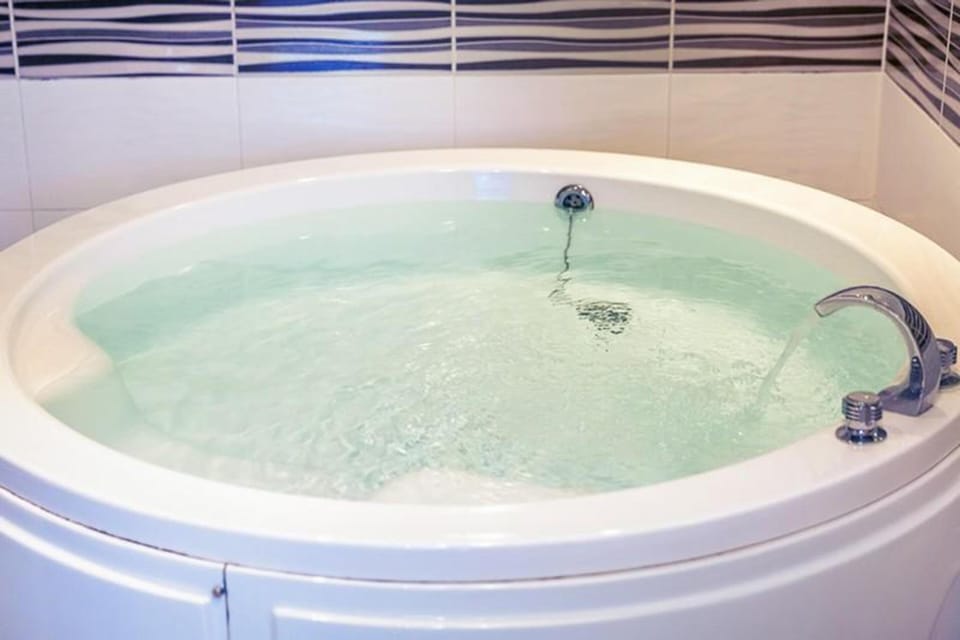Twin Suite | Bathroom | Combined shower/tub, free toiletries, hair dryer, bathrobes