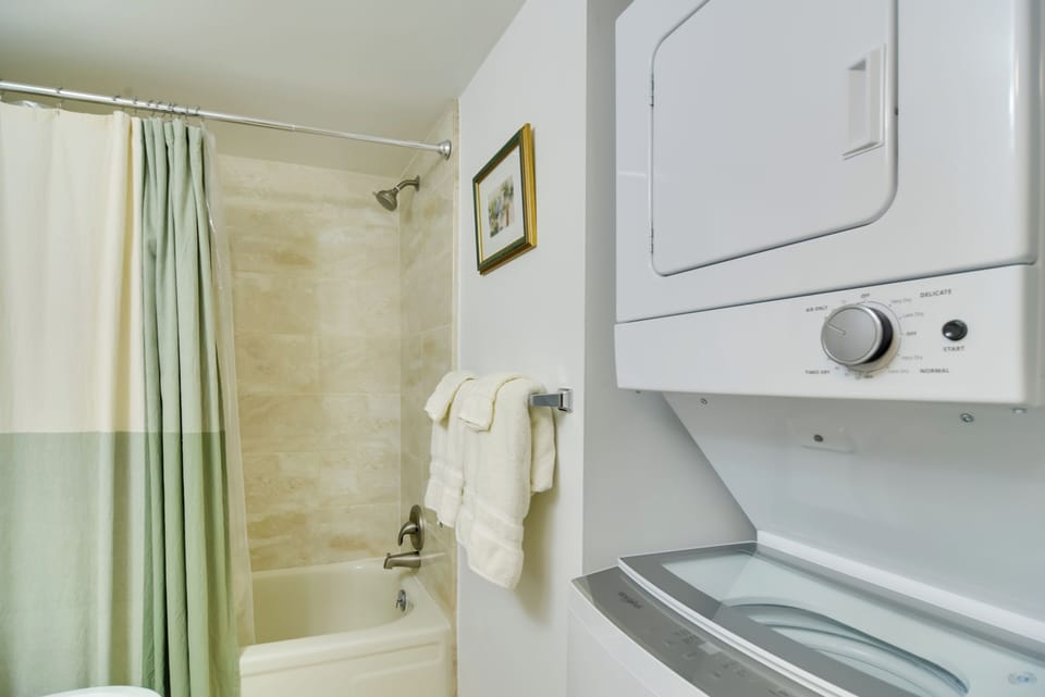 ~ 2 Mi to St Pete Beach! Isla Del Sol Condo Apartment in Isla del Sol