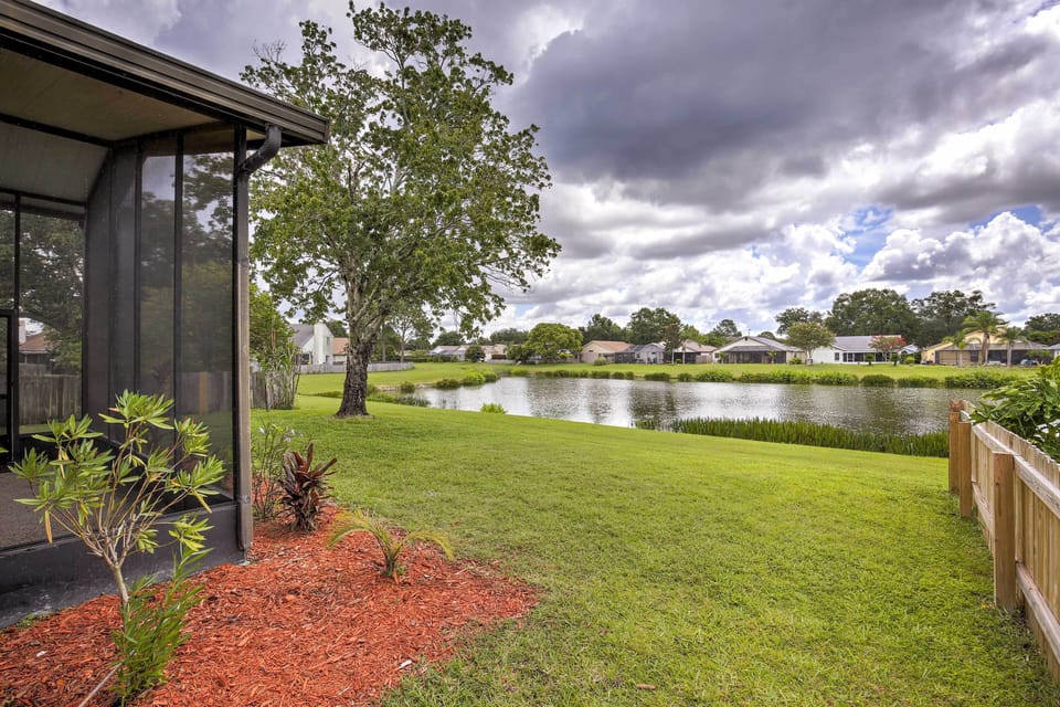 Lakefront Brandon Home w/ Patio & Screened Lanai! Cottage in Brandon