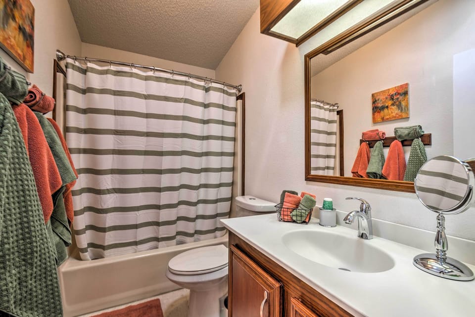 Lovely Lady Lake Home w/ Resort Amenities & Lanai! Cottage in Lady Lake