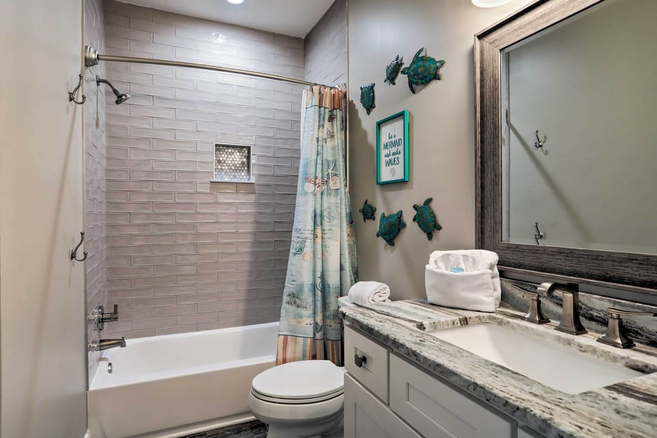 Spacious Murrells Inlet Hub w/ Pool, Walk to Shore Cottage in Garden City