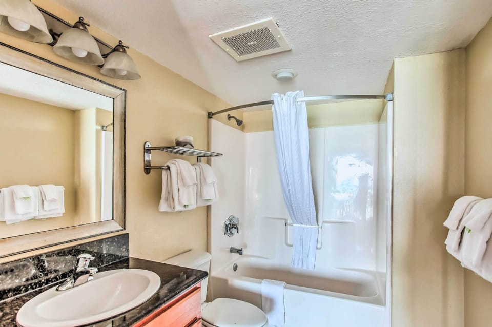 Beachfront Condo in Myrtle Beach w/ Pool Access Apartment in Myrtle Beach