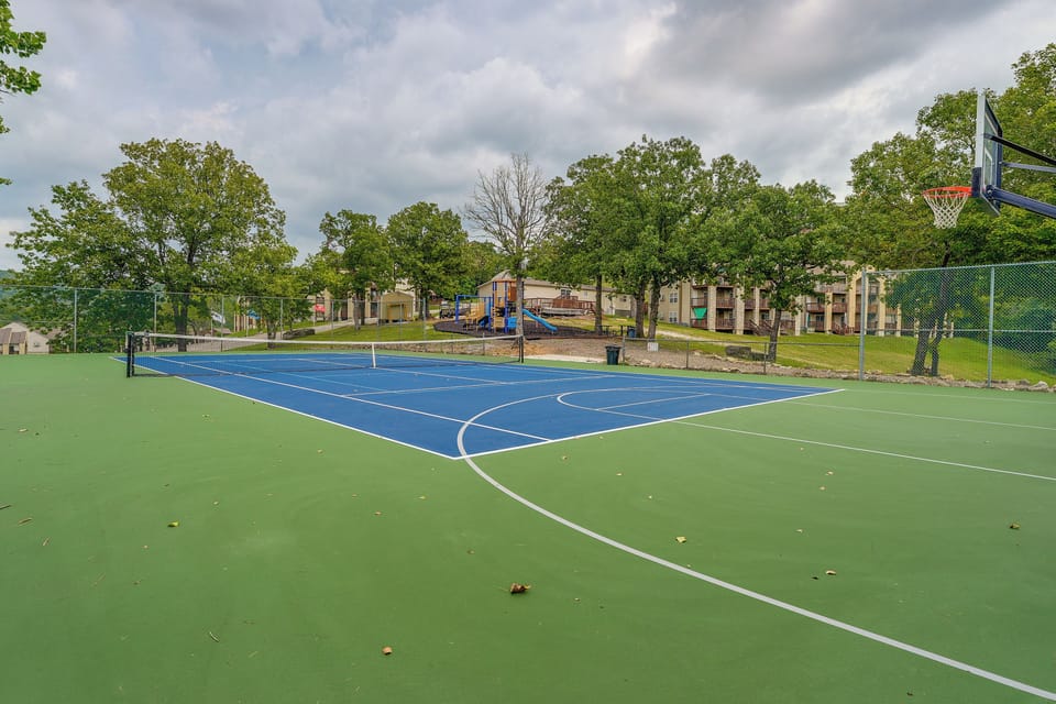 1 Mi to Silver Dollar City! Lake-view Family Haven Apartment in Indian Point