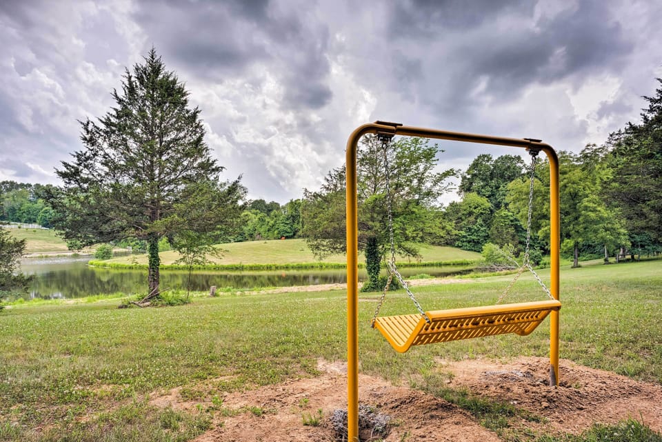 Charming Berger Apt on 42-acre Farm w/ Pool Access Apartment in Berger