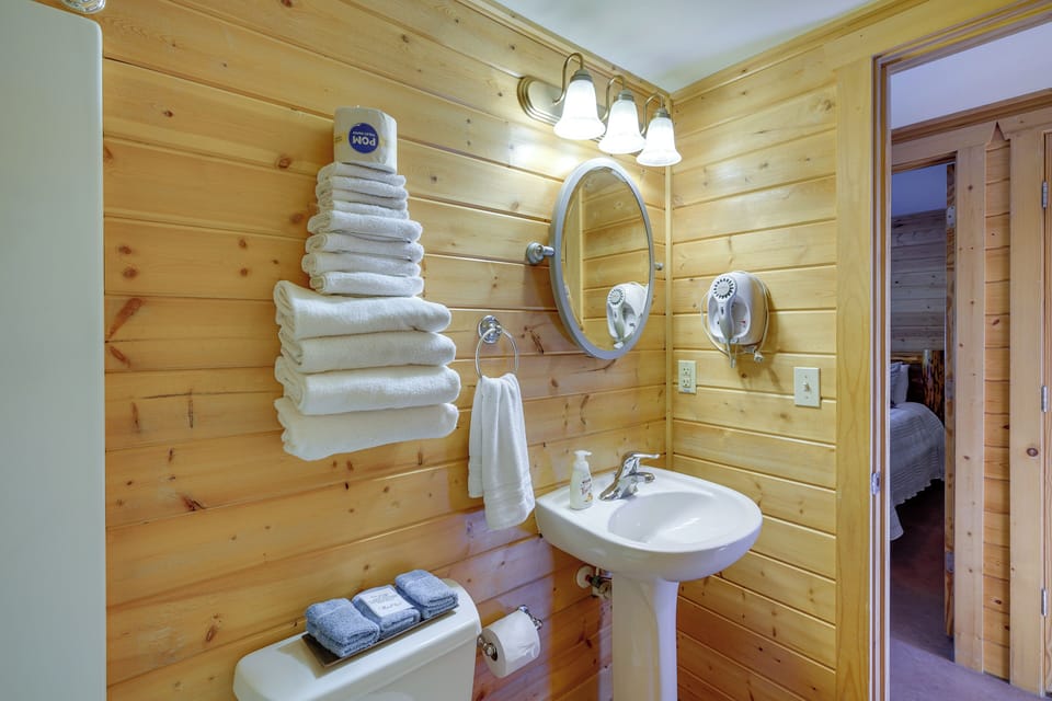 Cozy Columbia Cabin w/ Shared Lake Dock! Cottage in Missouri
