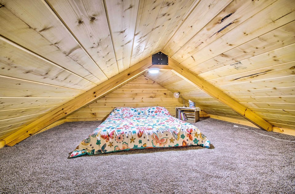 Florence Cabin w/ On-site Creek! Cottage in Missouri