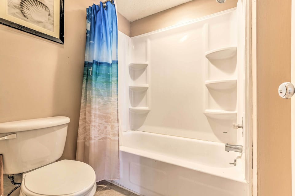 Patio & Walk to Beach: Hilton Head Island Townhome Apartment in South Forest Beach