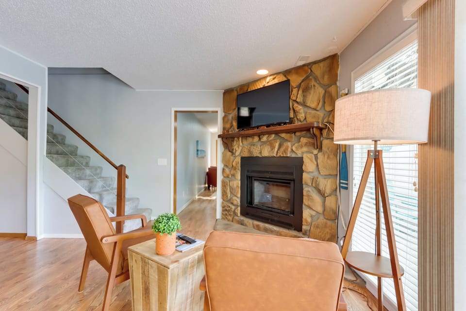 Lakefront Retreat: Private Dock, Fire Pit & Kayaks Cottage in Lake of the Ozarks