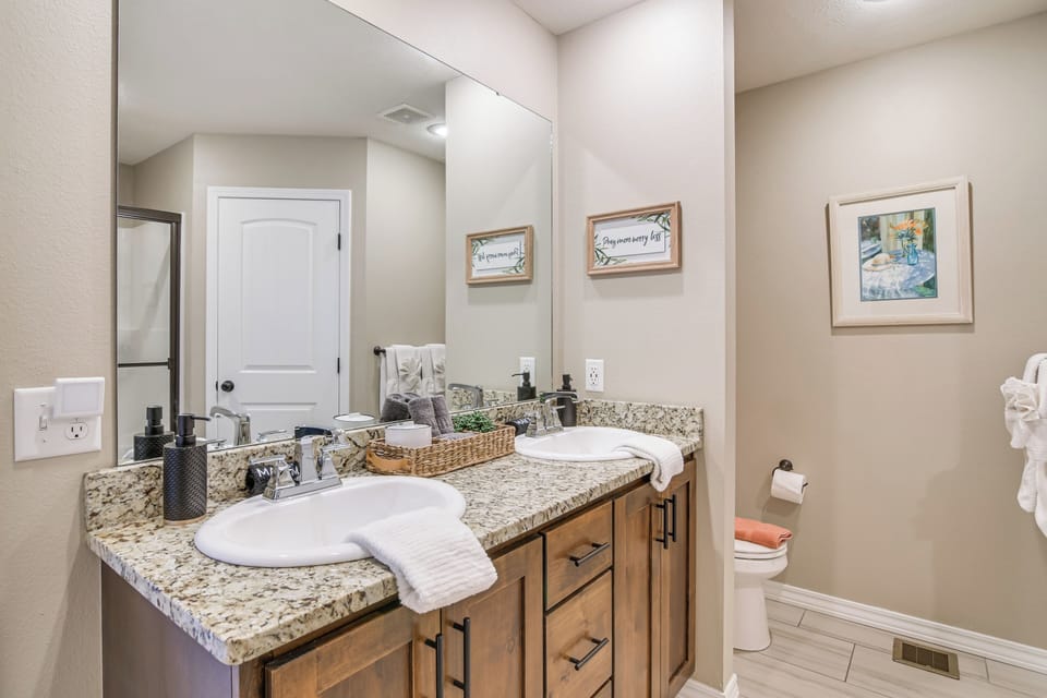 Pool Access, Grill & Gazebo: Ozark Getaway! Cottage in Ozark
