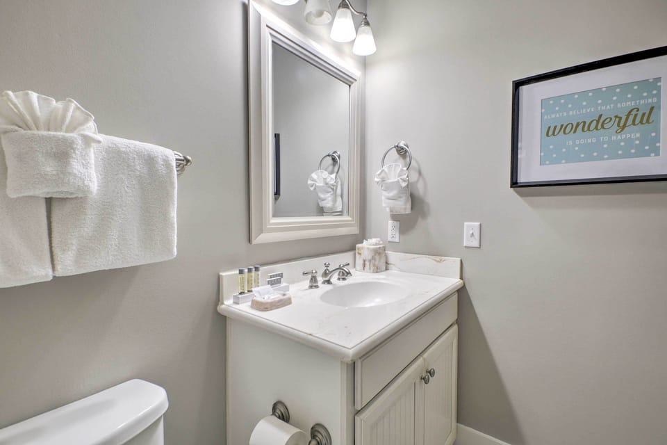 Resort Perks & Pools: Townhome By Barefoot Landing Apartment in Briarcliffe Acres