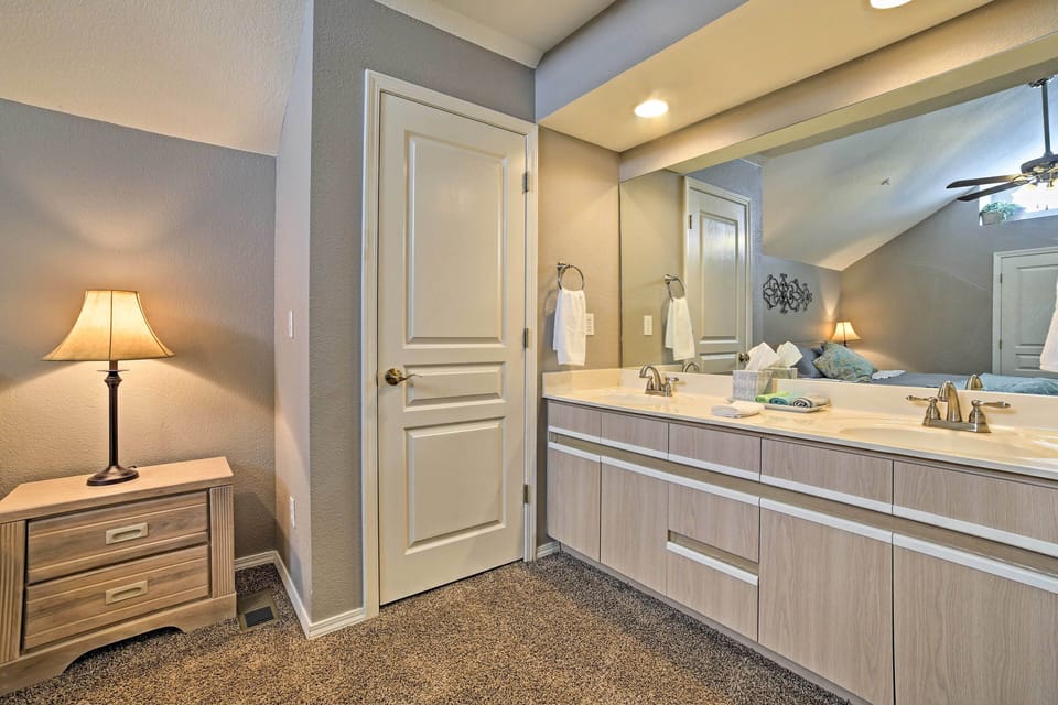 3 Mi to 76 Strip: Condo w/ Hot Tub Access! Apartment in Branson