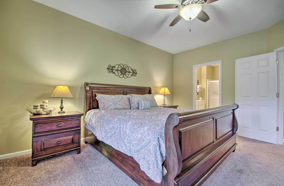 Lake-view Patio, Pool Table! Camdenton Family Unit Apartment in Missouri
