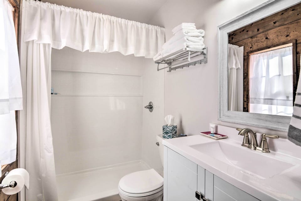 Unique Joplin Gem: Converted Train Car Studio Apartment in Missouri