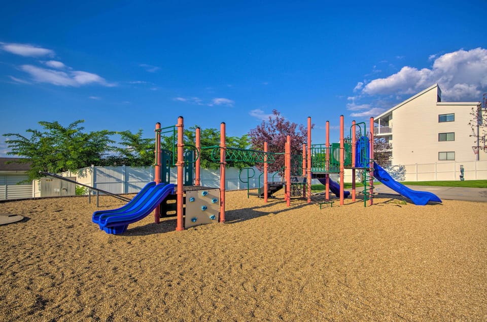 Relax by Pools: Top-floor Lands End Corner Unit Apartment in Osage Beach