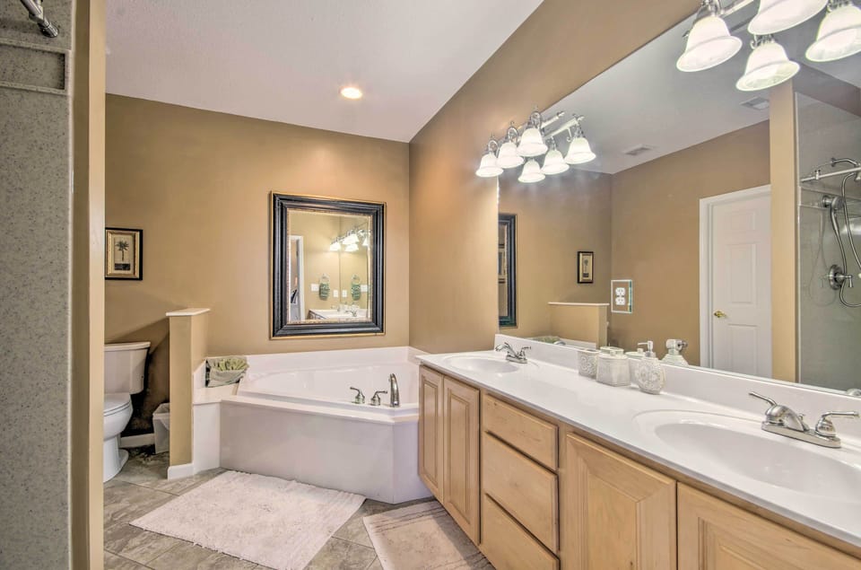 Relax by Pools: Top-floor Lands End Corner Unit Apartment in Osage Beach