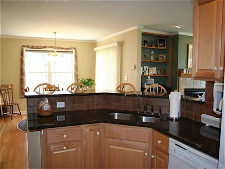 Kitchen, granite countertops, breakfast bar