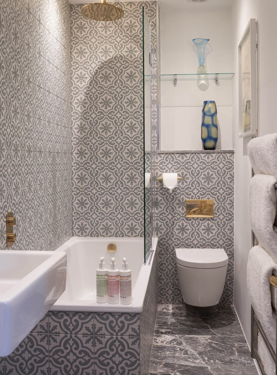Cosy King | Bathroom | Free toiletries, hair dryer, towels