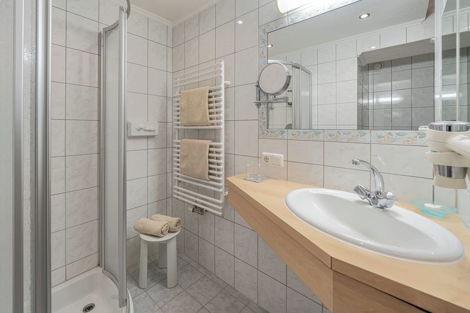 Junior Suite | Bathroom | Shower, free toiletries, hair dryer, bathrobes