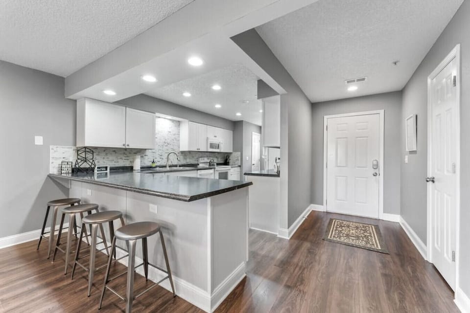 Kitchen/ bar area