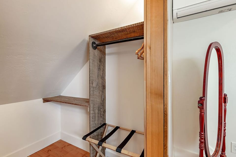 Grand House | 3 bedrooms, desk, laptop workspace, free WiFi