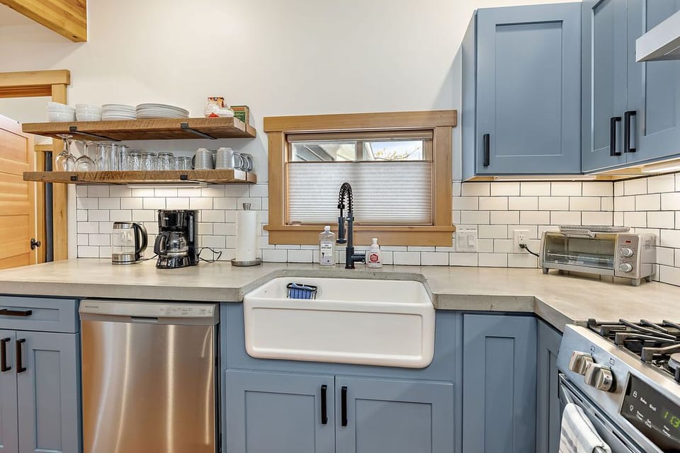 Grand House | Private kitchen | Full-size fridge, microwave, oven, stovetop