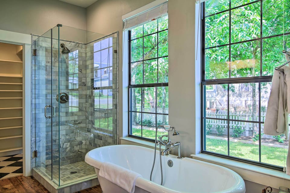 Beautiful Hill Country Cottage - Walk to Downtown! Cottage in Comfort