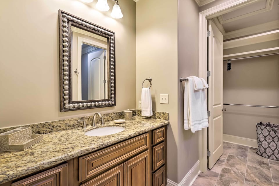Diamondhead Condo - Marina, Pool Access & Golfing! Apartment in Diamondhead