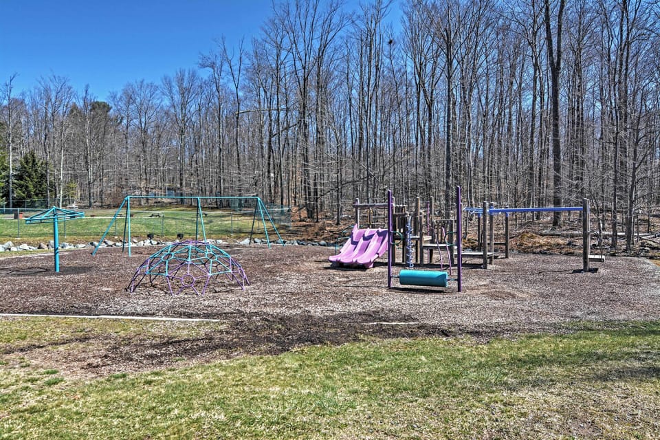 Deck & Resort Amenities: Arrowhead Lake Home! Cottage in Coolbaugh Township