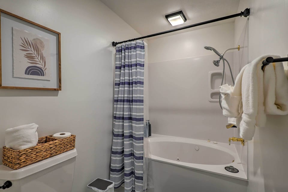 Sunroom, Fireplace: Lakefront Branson Condo Apartment in Branson