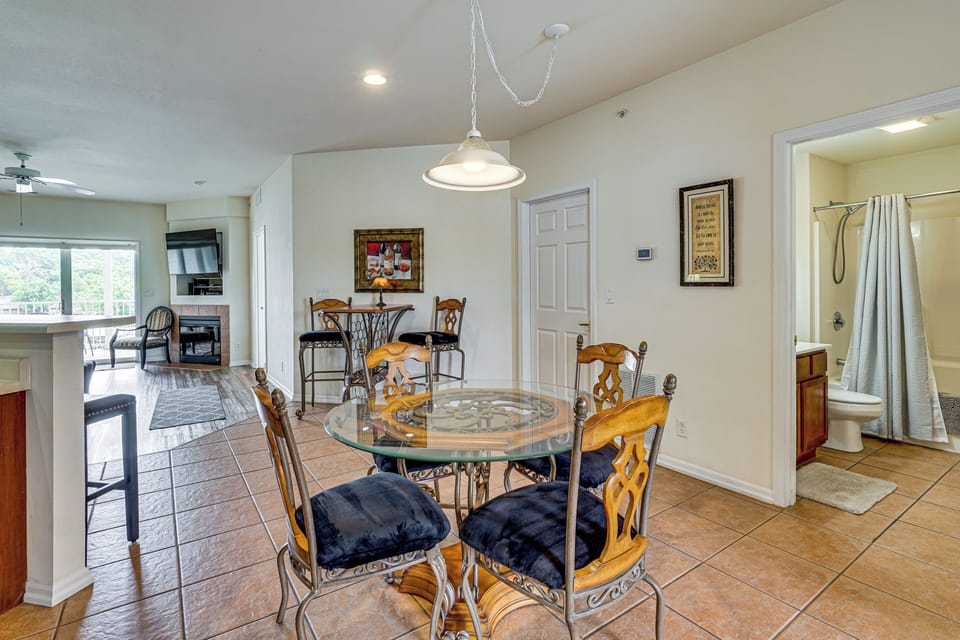 Lakefront Osage Beach Condo: Dock Your Boat Here! Apartment in Osage Beach