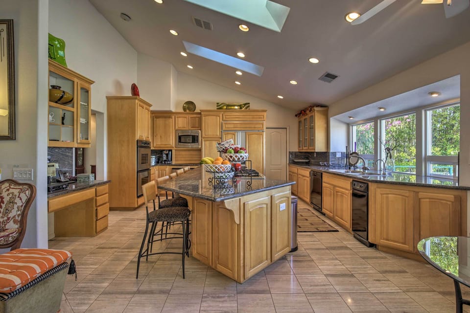 House (5 Bedrooms) | Interior