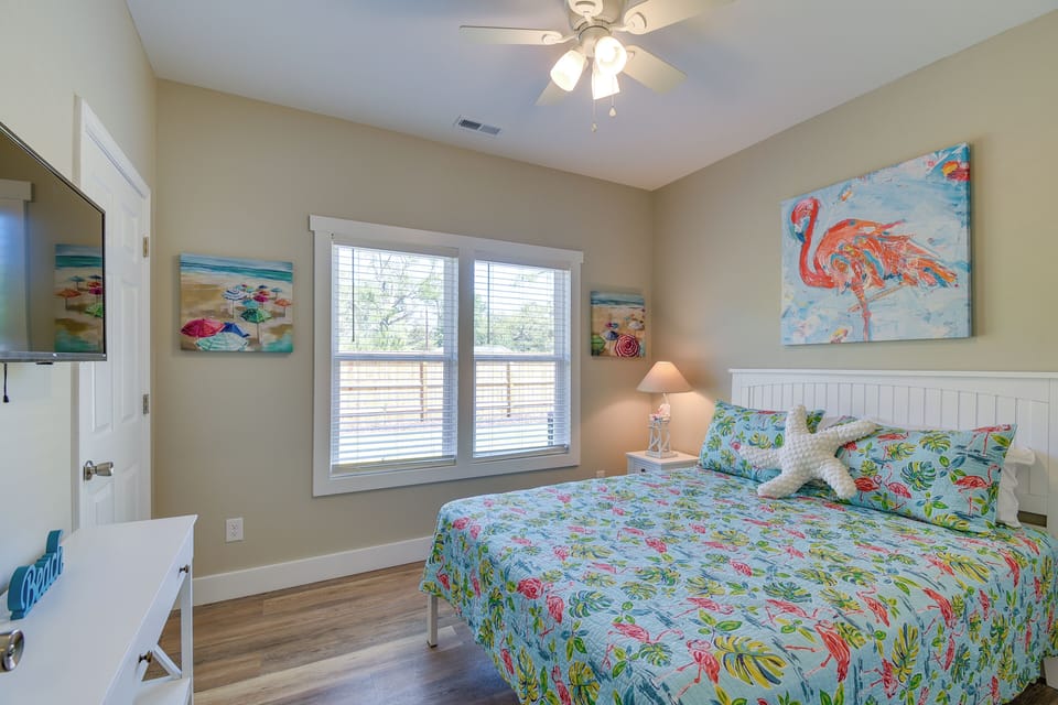 Walk to Restaurants! Coastal Carolina Escape Cottage in Ocean Isle Beach