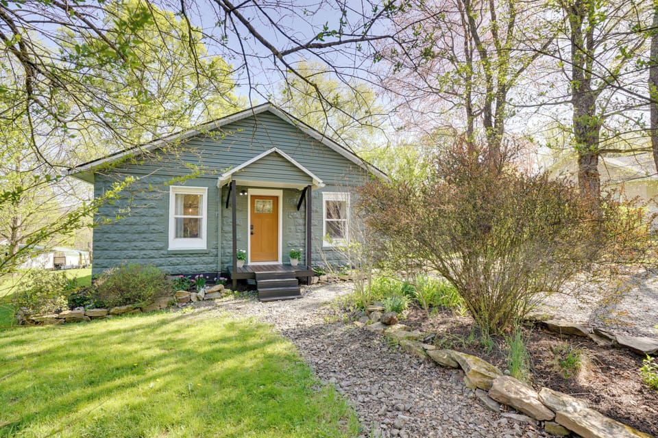 Mid-century Modern Fayetteville Home Close to Town Cottage in Fayetteville
