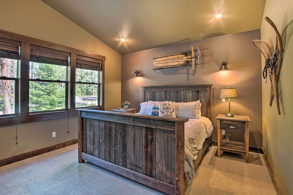 Modern-rustic Ronald Getaway: Hot Tub, Grill! Cottage in Ronald