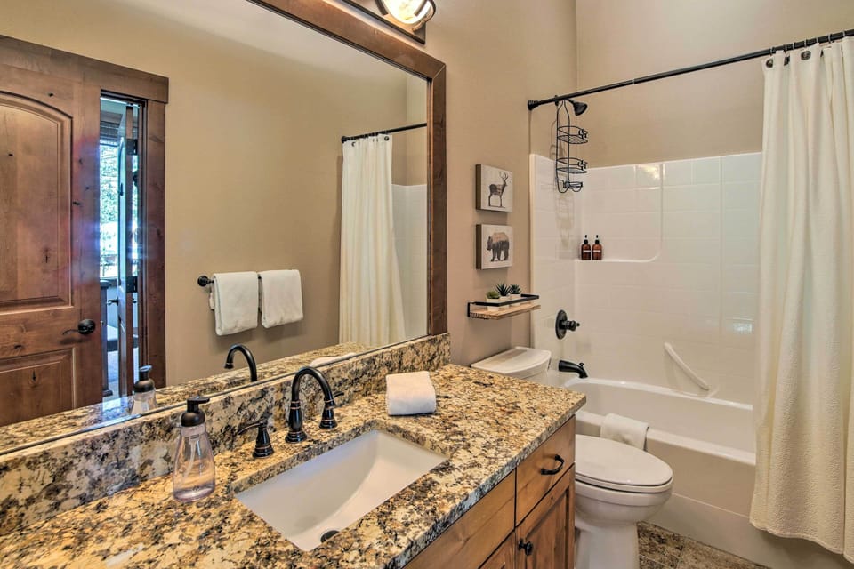 Modern-rustic Ronald Getaway: Hot Tub, Grill! Cottage in Ronald