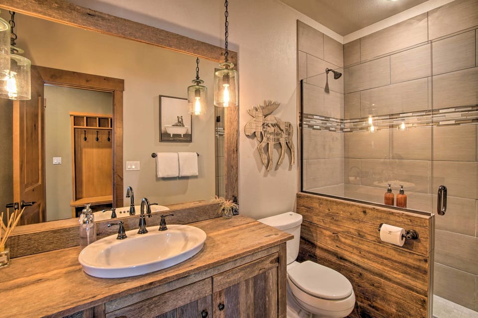 Modern-rustic Ronald Getaway: Hot Tub, Grill! Cottage in Ronald