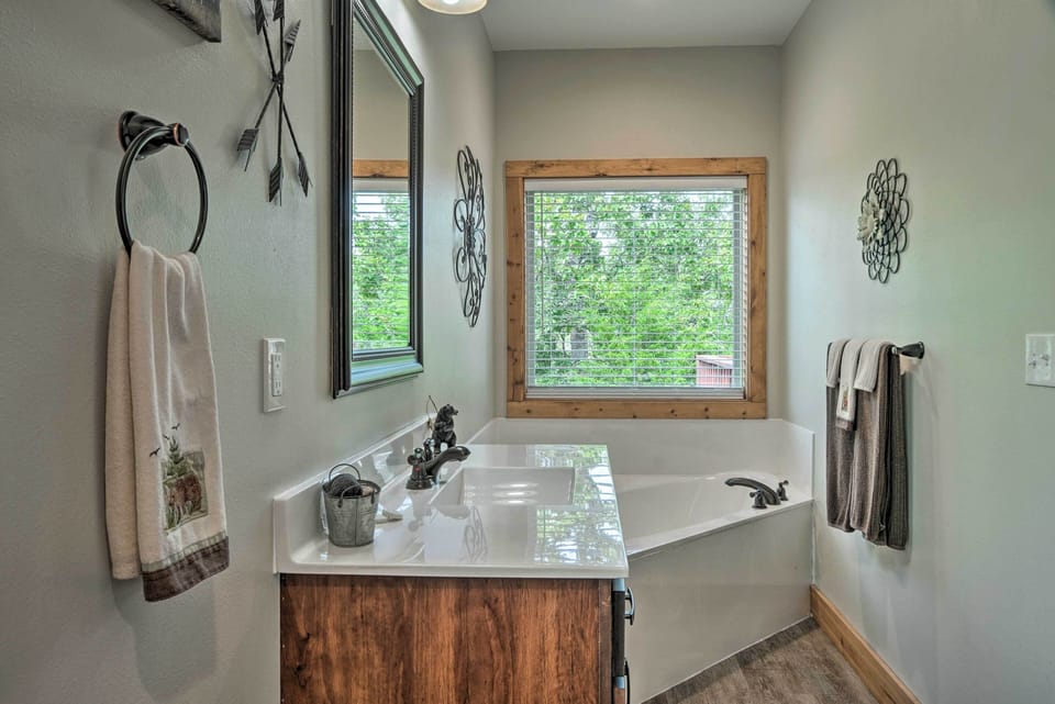 Branson West Cabin w/ Pool Access & Golfing Cottage in Table Rock Lake