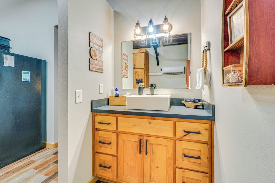 Private Shore Access & Games: Lakefront Getaway! Cottage in Beaver Lake
