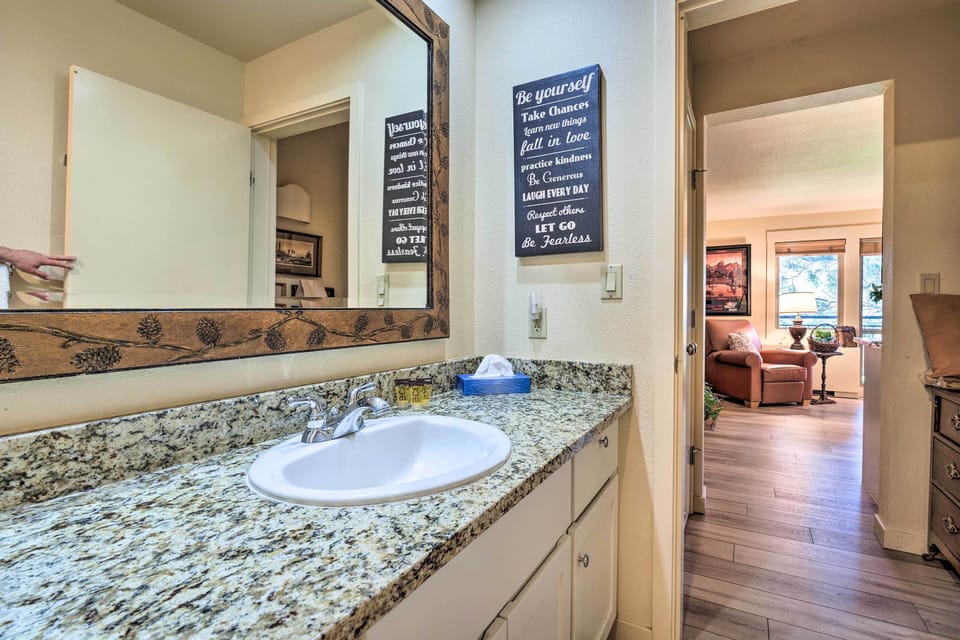 Bend Condo w/ Deck, Resort-style Amenities & Views Apartment in Deschutes River Woods