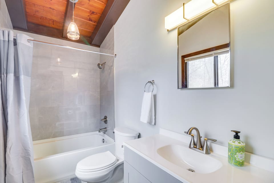 Mcgaheysville Vacation Rental: Yard & Fire Pit! Cottage in Massanutten