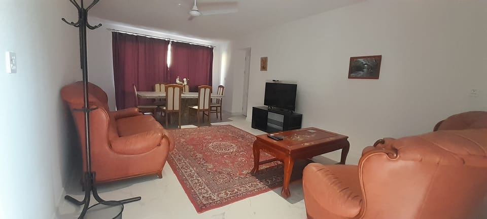 Presidential Suite | Living area | 100-cm Smart TV with cable channels, TV