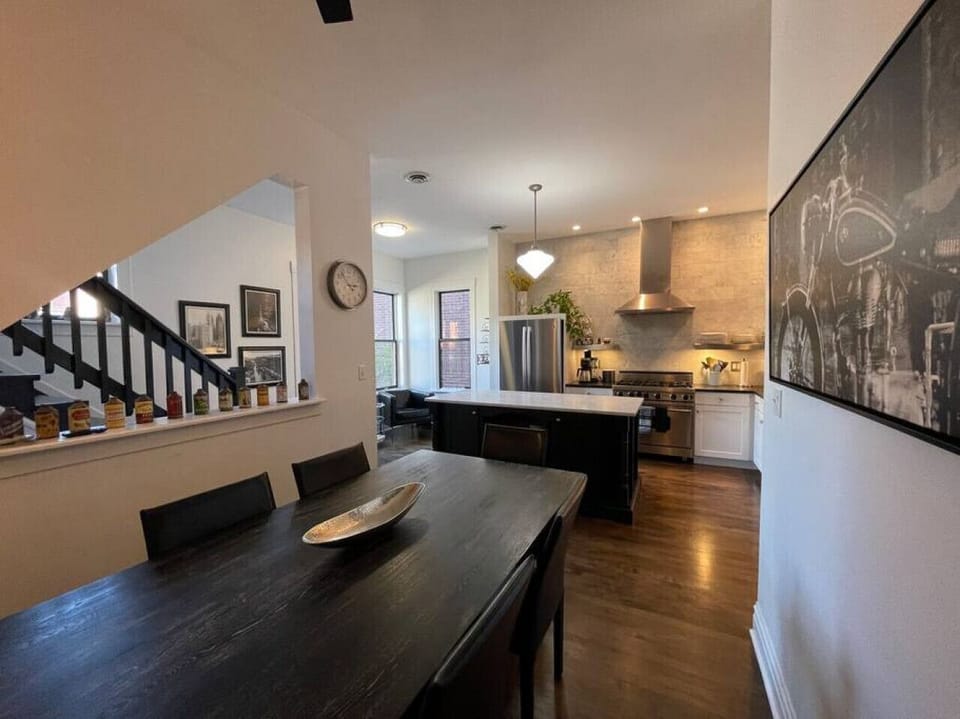 Seating for 6 in the spacious kitchen