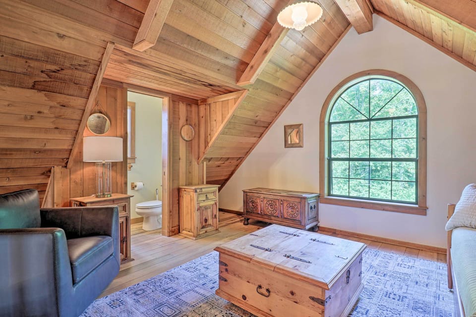 Family Retreat Cabin w/ Summit, Lake Views, Deck! Cottage in Nantahala Lake